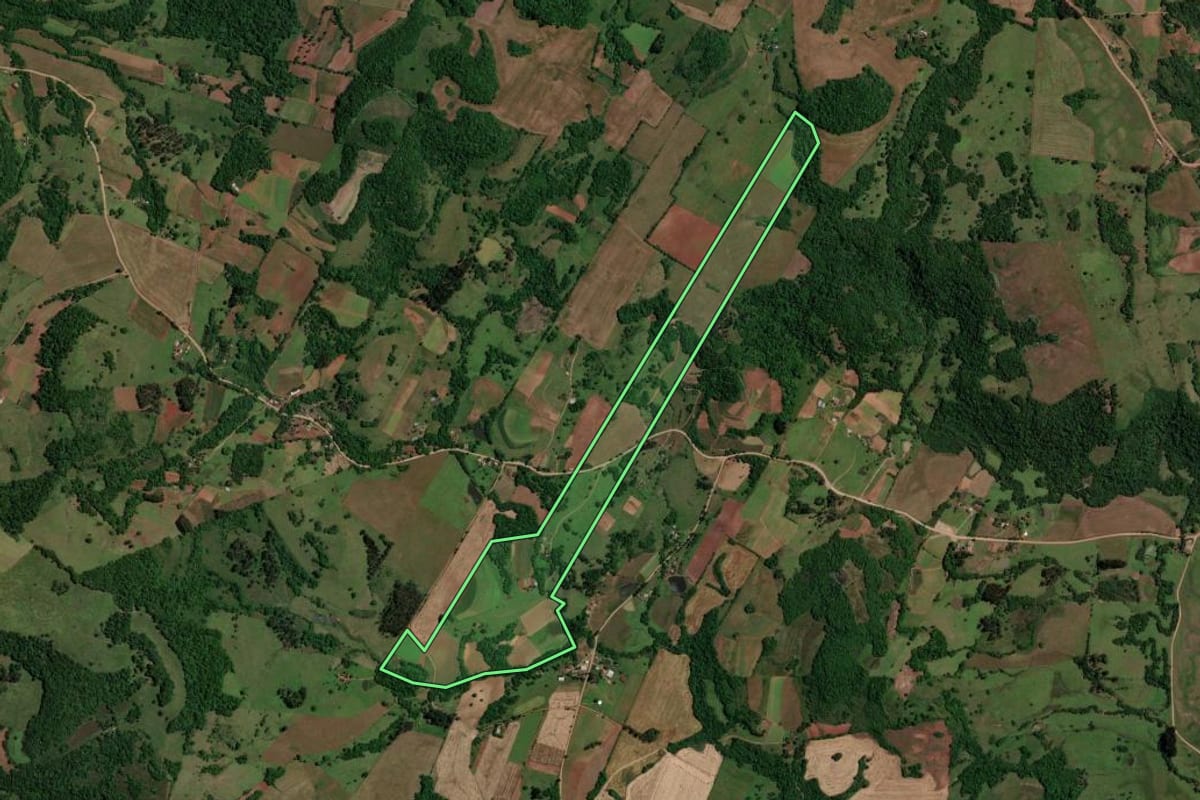 Imagem de satélite do imóvel rural em Toropi (RS), com o contorno declarado no CAR desenhado por cima.