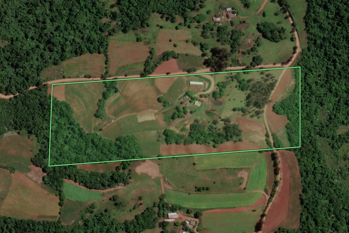 Imagem de satélite do imóvel rural em Toropi (RS), com o contorno declarado no CAR desenhado por cima.
