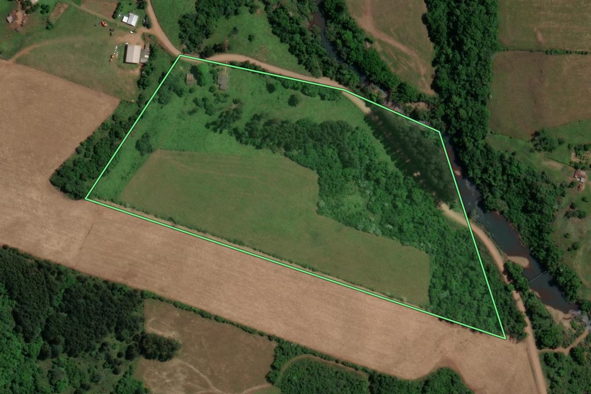 Imagem de satélite do imóvel rural em Toropi (RS), com o contorno declarado no CAR desenhado por cima.