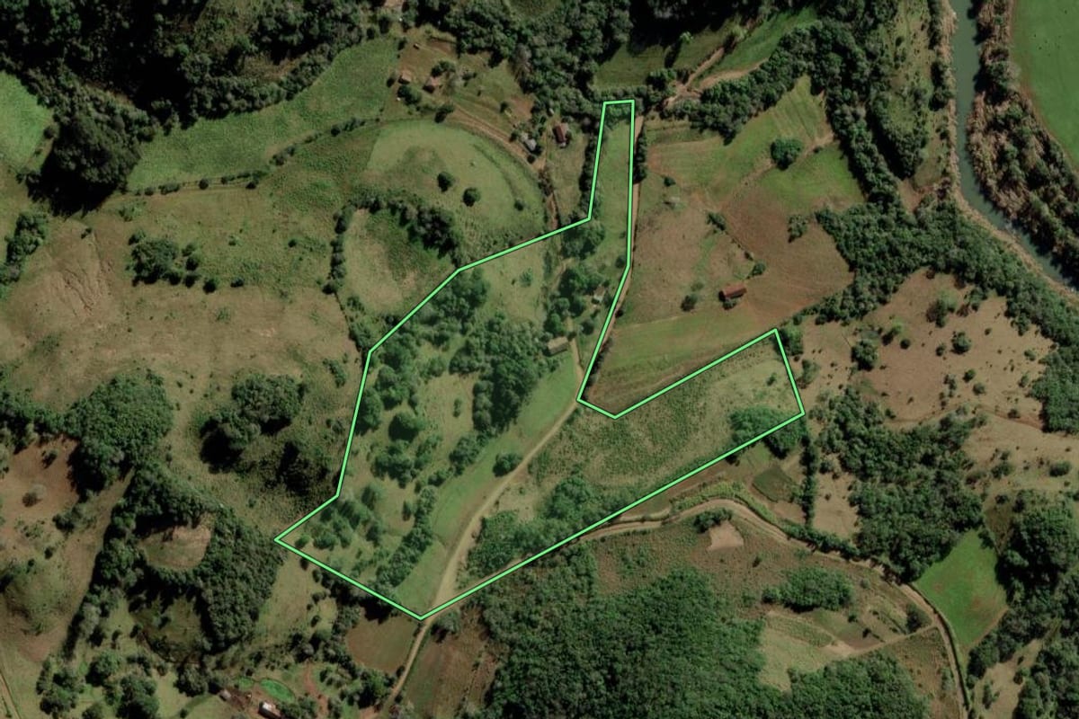 Imagem de satélite do imóvel rural em Toropi (RS), com o contorno declarado no CAR desenhado por cima.