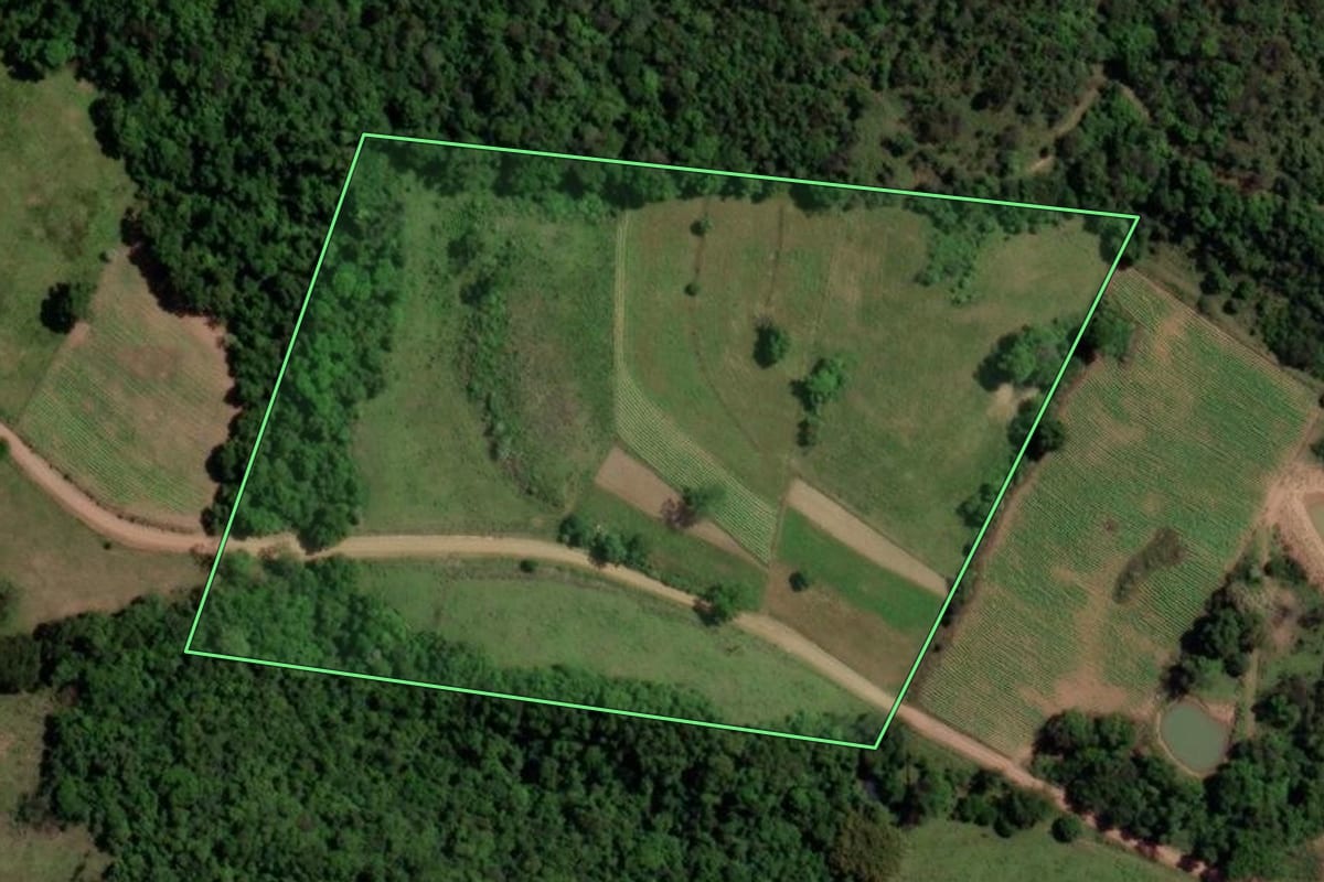 Imagem de satélite do imóvel rural em Toropi (RS), com o contorno declarado no CAR desenhado por cima.