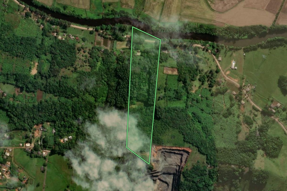 Imagem de satélite do imóvel rural em Torres (RS), com o contorno declarado no CAR desenhado por cima.