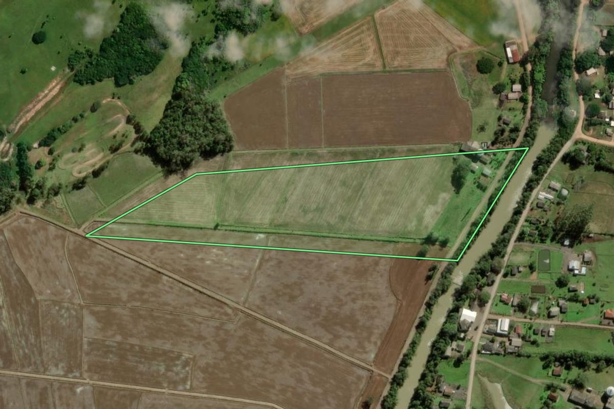 Imagem de satélite do imóvel rural em Torres (RS), com o contorno declarado no CAR desenhado por cima.