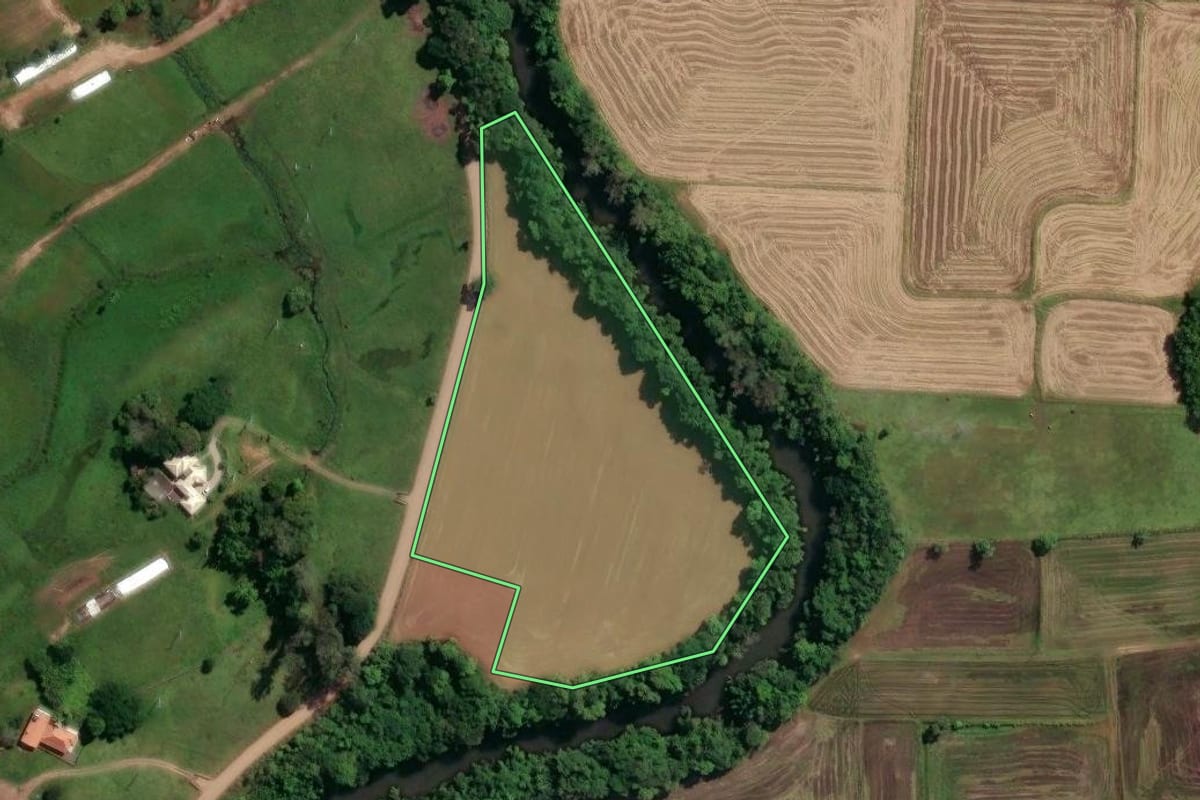 Imagem de satélite do imóvel rural em Torres (RS), com o contorno declarado no CAR desenhado por cima.