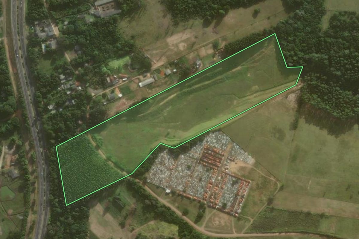 Imagem de satélite do imóvel rural em Torres (RS), com o contorno declarado no CAR desenhado por cima.