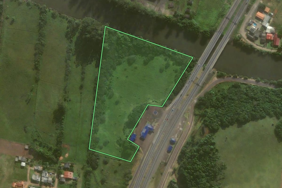 Imagem de satélite do imóvel rural em Torres (RS), com o contorno declarado no CAR desenhado por cima.