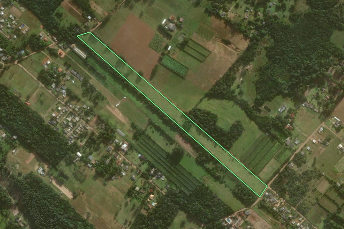 Imagem de satélite do imóvel rural em Torres (RS), com o contorno declarado no CAR desenhado por cima.