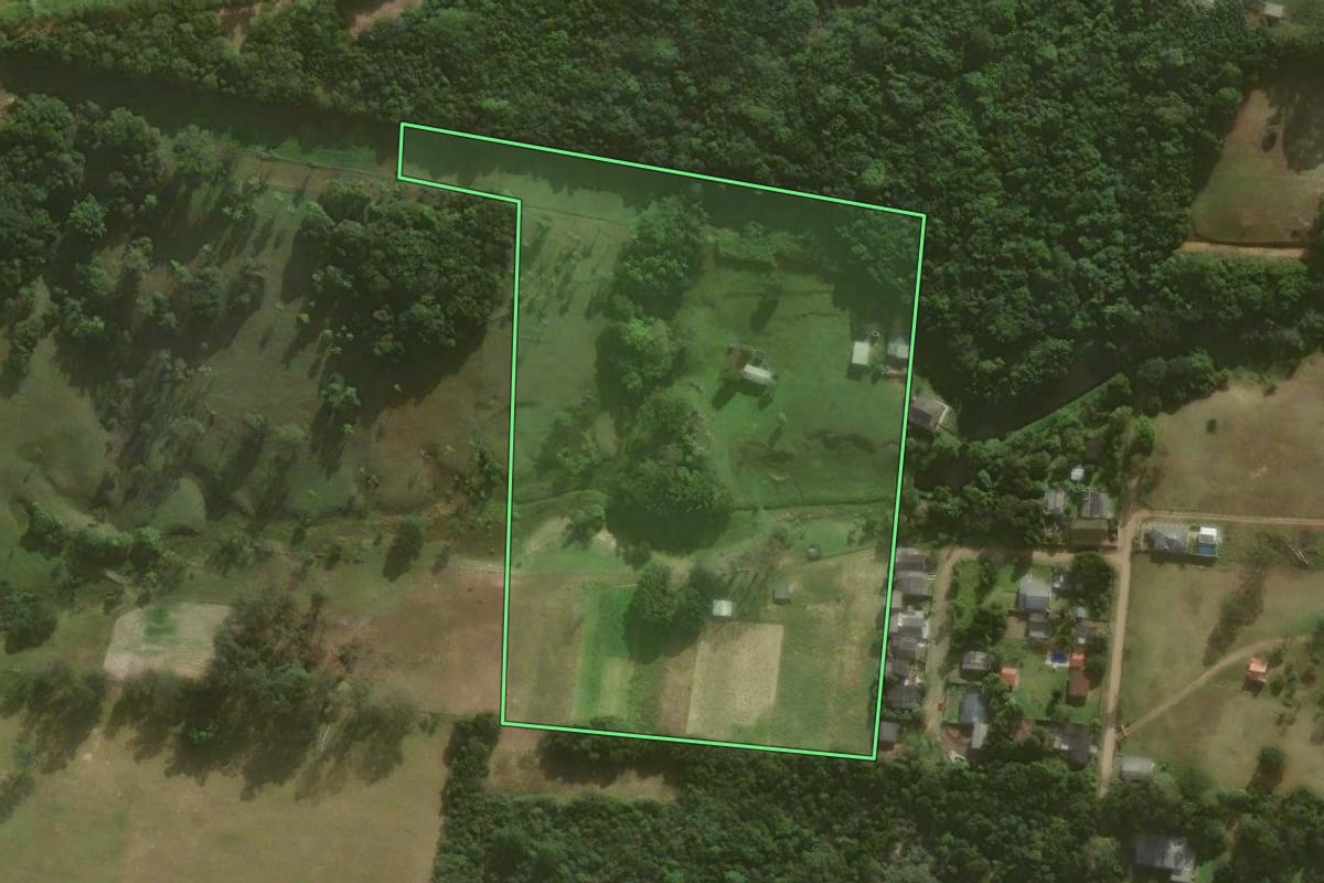 Imagem de satélite do imóvel rural em Torres (RS), com o contorno declarado no CAR desenhado por cima.