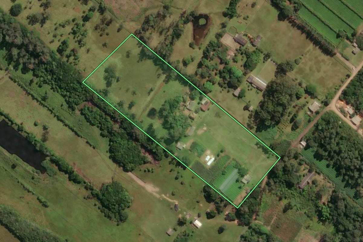 Imagem de satélite do imóvel rural em Torres (RS), com o contorno declarado no CAR desenhado por cima.