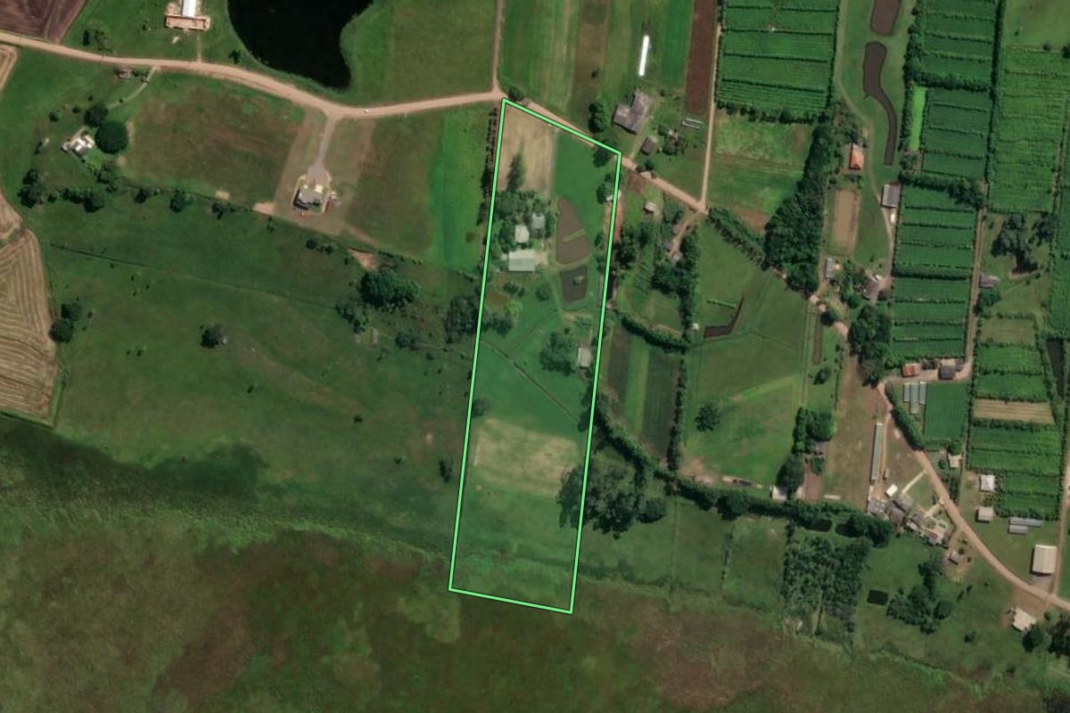 Imagem de satélite do imóvel rural em Torres (RS), com o contorno declarado no CAR desenhado por cima.