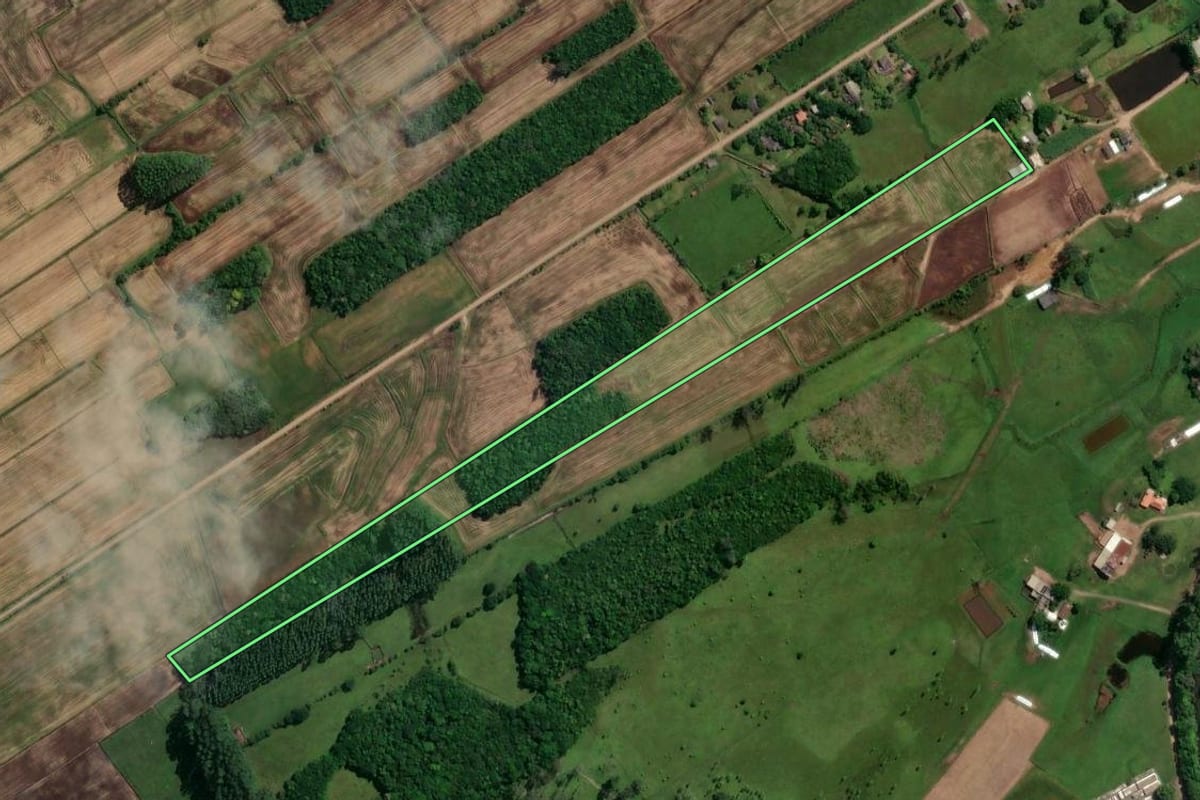 Imagem de satélite do imóvel rural em Torres (RS), com o contorno declarado no CAR desenhado por cima.