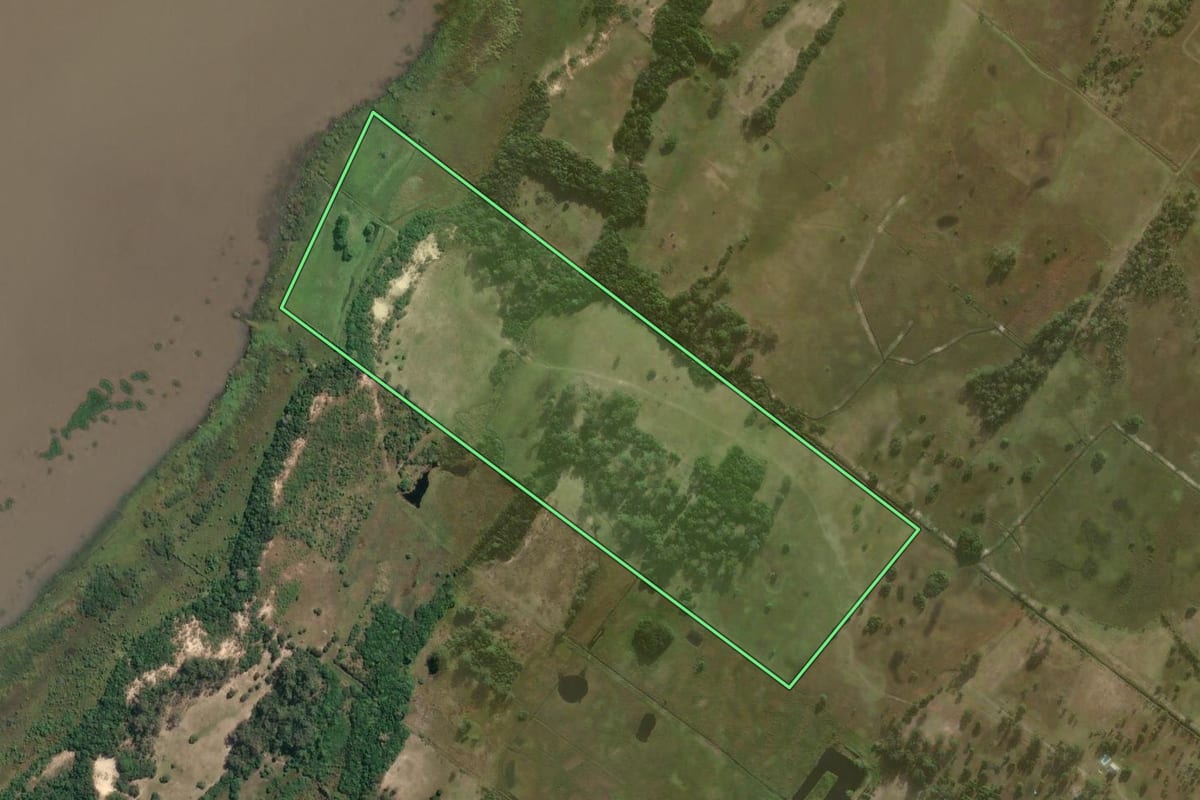 Imagem de satélite do imóvel rural em Torres (RS), com o contorno declarado no CAR desenhado por cima.