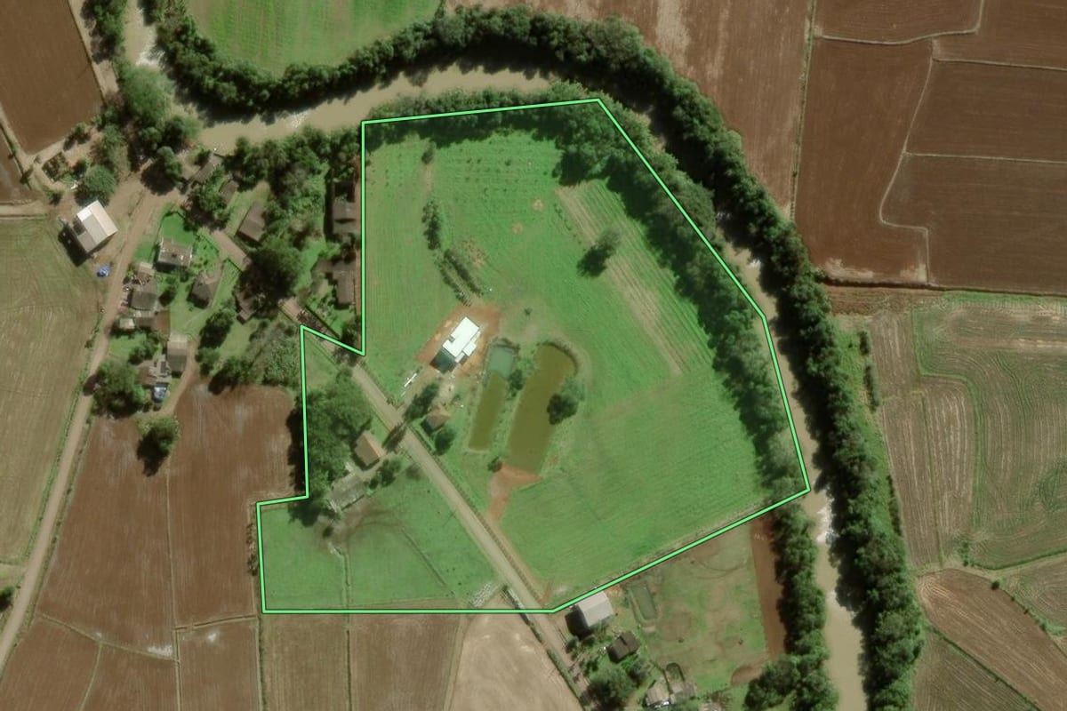 Imagem de satélite do imóvel rural em Torres (RS), com o contorno declarado no CAR desenhado por cima.