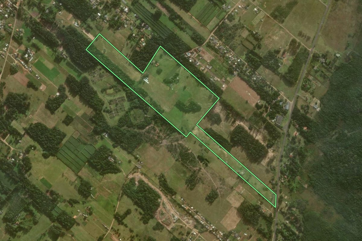 Imagem de satélite do imóvel rural em Torres (RS), com o contorno declarado no CAR desenhado por cima.