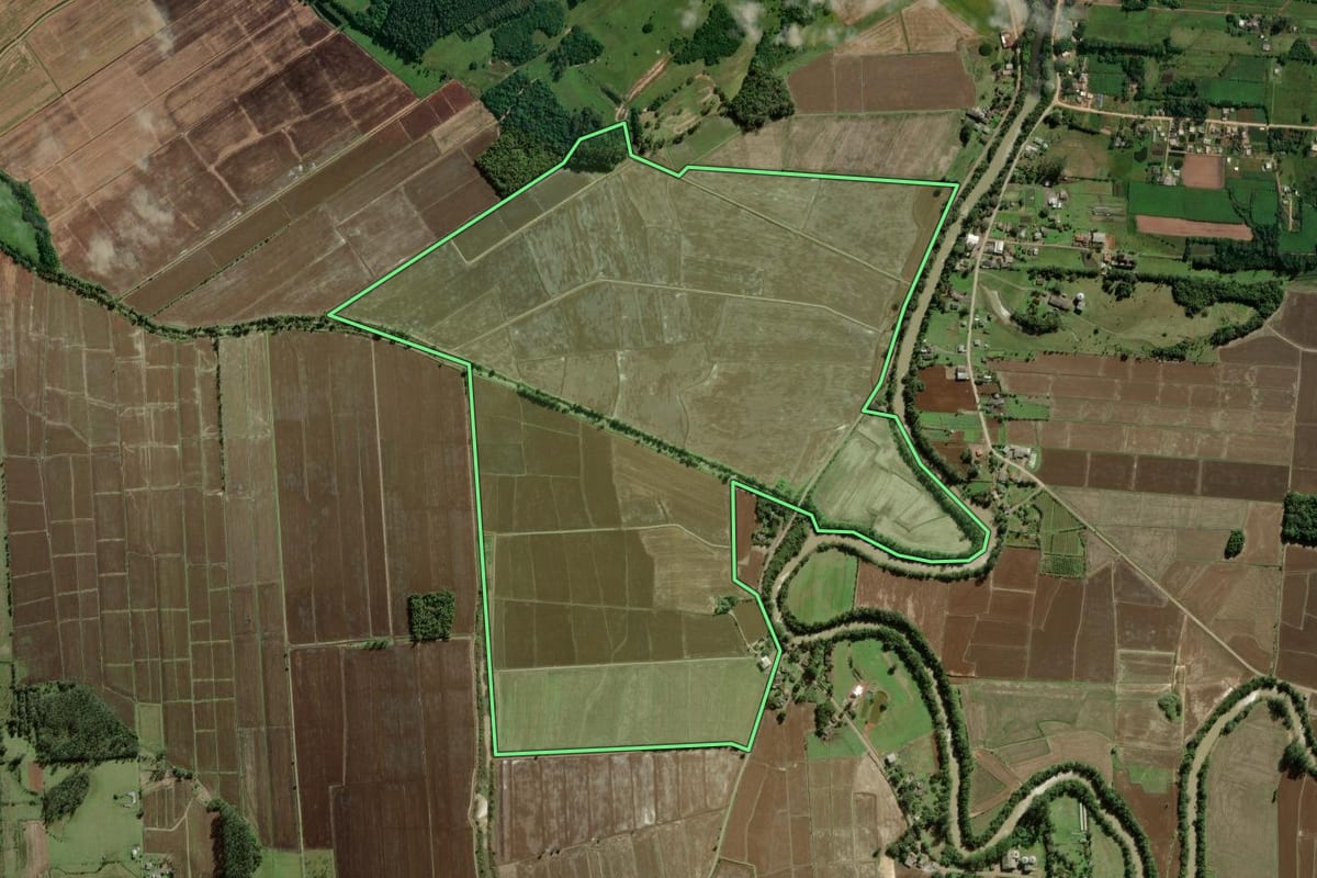 Imagem de satélite do imóvel rural em Torres (RS), com o contorno declarado no CAR desenhado por cima.