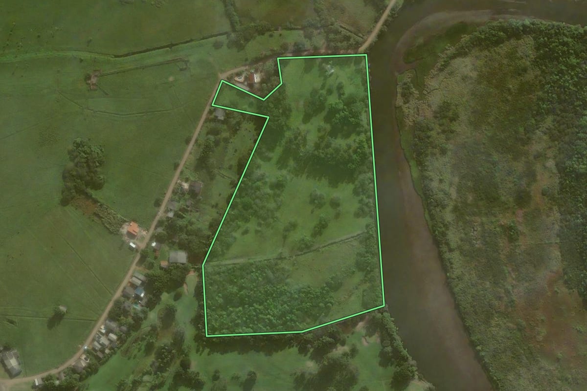 Imagem de satélite do imóvel rural em Torres (RS), com o contorno declarado no CAR desenhado por cima.