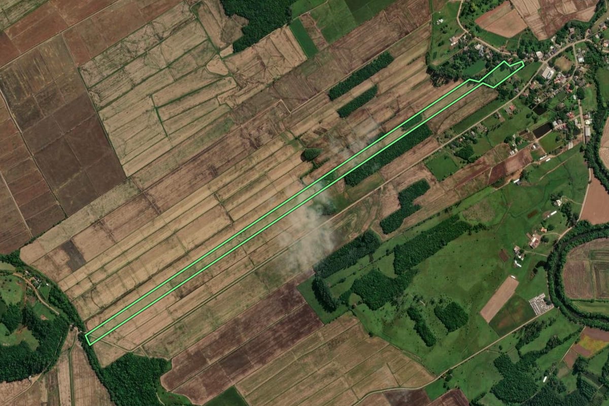 Imagem de satélite do imóvel rural em Torres (RS), com o contorno declarado no CAR desenhado por cima.
