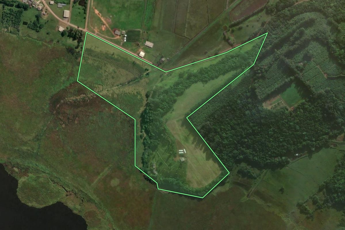 Imagem de satélite do imóvel rural em Torres (RS), com o contorno declarado no CAR desenhado por cima.