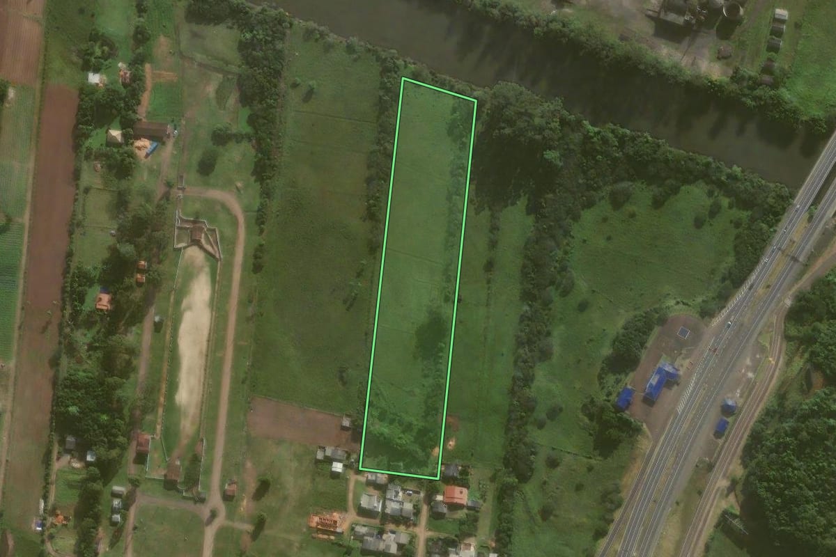 Imagem de satélite do imóvel rural em Torres (RS), com o contorno declarado no CAR desenhado por cima.