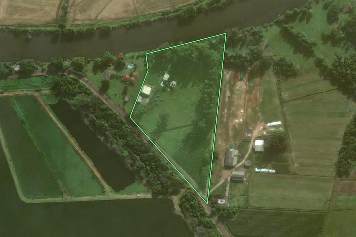 Imagem de satélite do imóvel rural em Torres (RS), com o contorno declarado no CAR desenhado por cima.