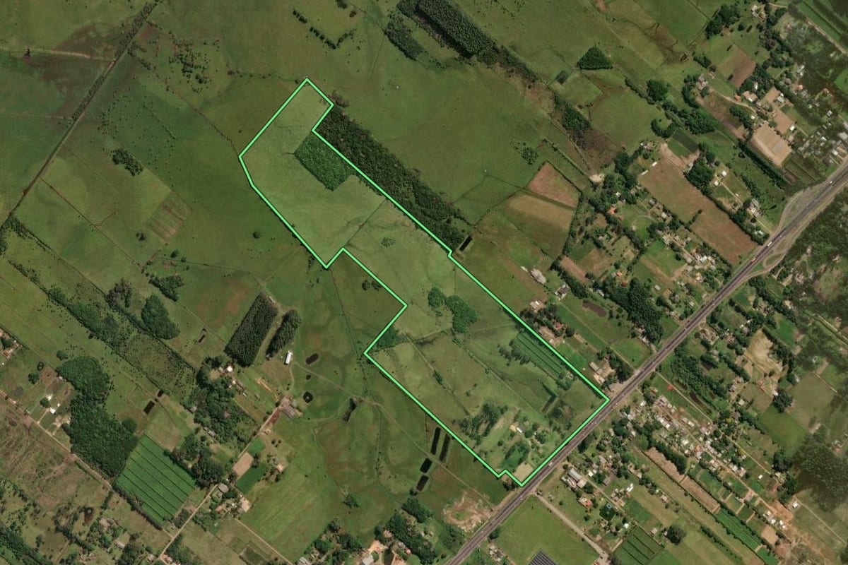 Imagem de satélite do imóvel rural em Torres (RS), com o contorno declarado no CAR desenhado por cima.