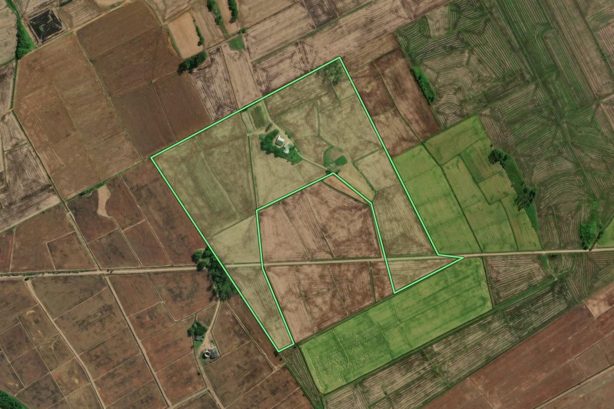 Imagem de satélite do imóvel rural em Torres (RS), com o contorno declarado no CAR desenhado por cima.