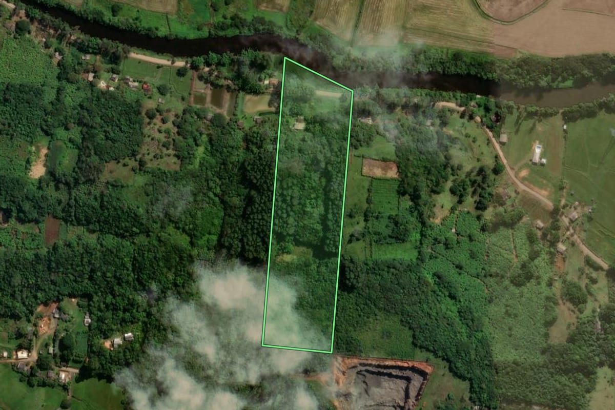 Imagem de satélite do imóvel rural em Torres (RS), com o contorno declarado no CAR desenhado por cima.