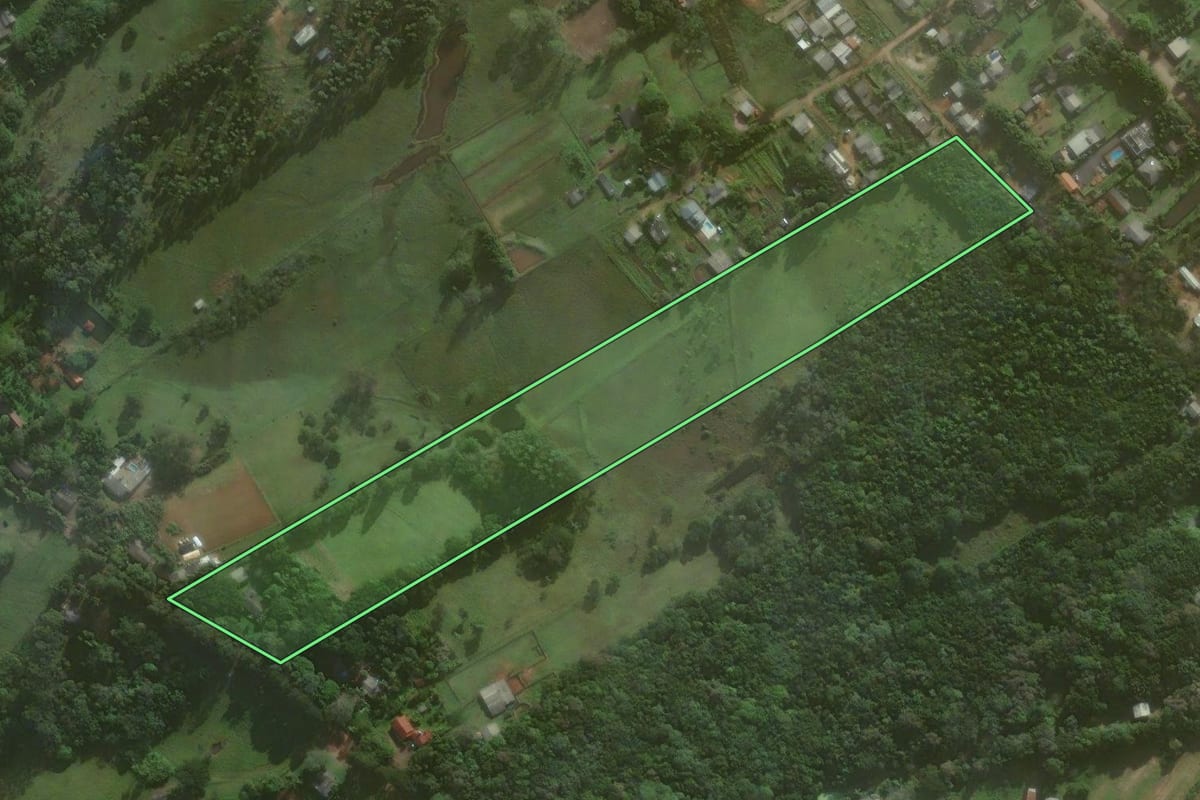 Imagem de satélite do imóvel rural em Torres (RS), com o contorno declarado no CAR desenhado por cima.