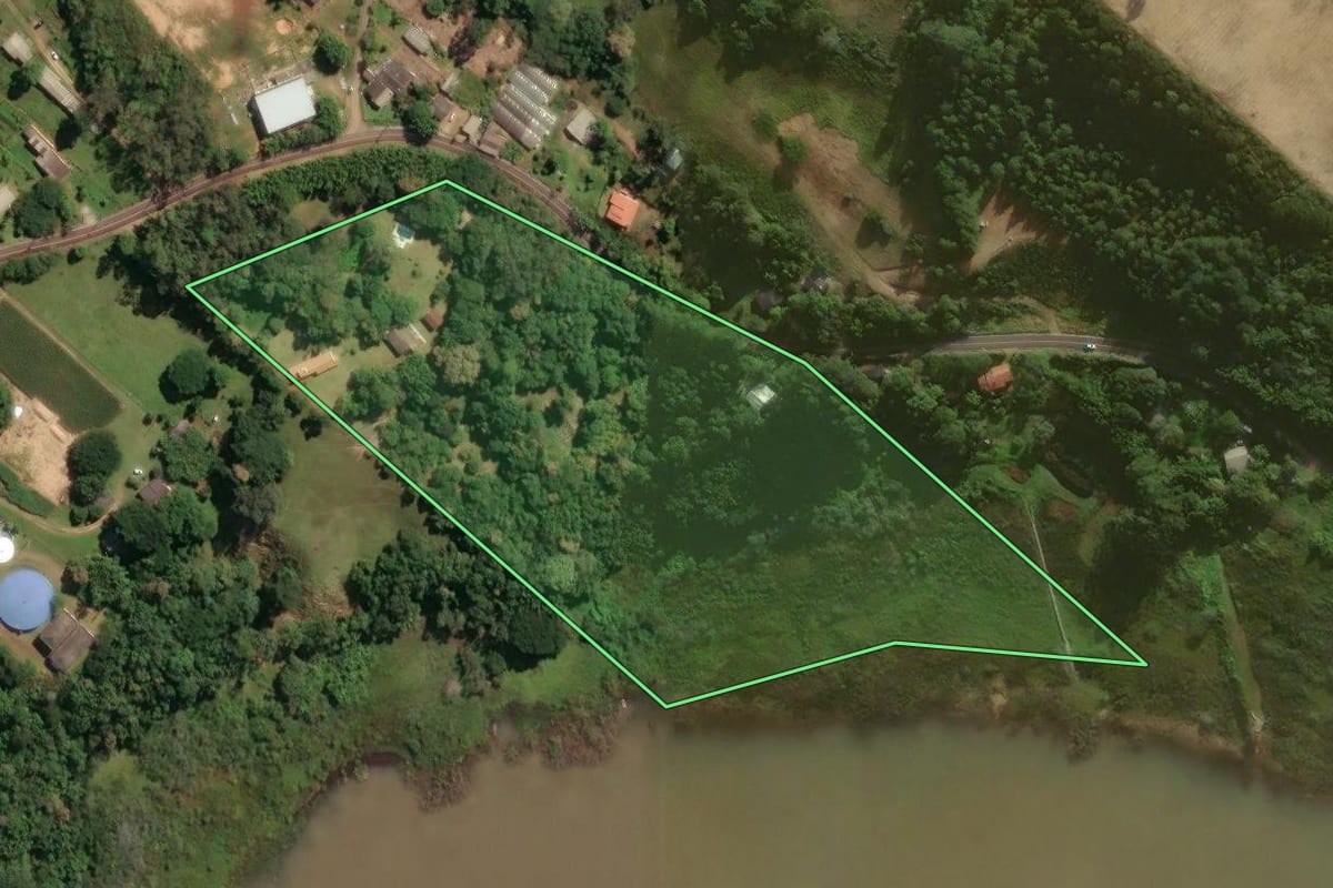 Imagem de satélite do imóvel rural em Torres (RS), com o contorno declarado no CAR desenhado por cima.