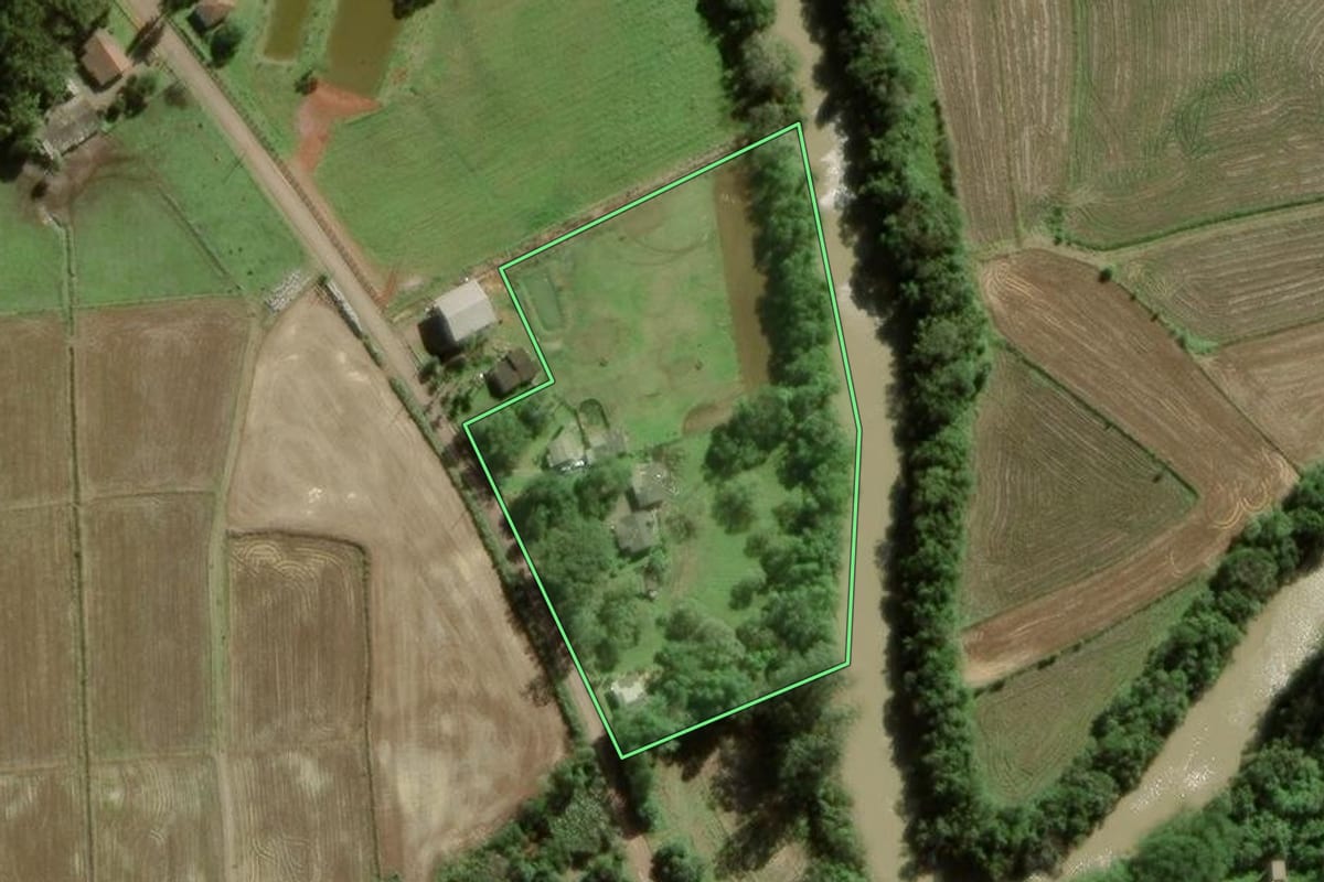 Imagem de satélite do imóvel rural em Torres (RS), com o contorno declarado no CAR desenhado por cima.
