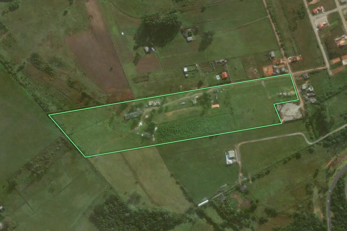Imagem de satélite do imóvel rural em Torres (RS), com o contorno declarado no CAR desenhado por cima.