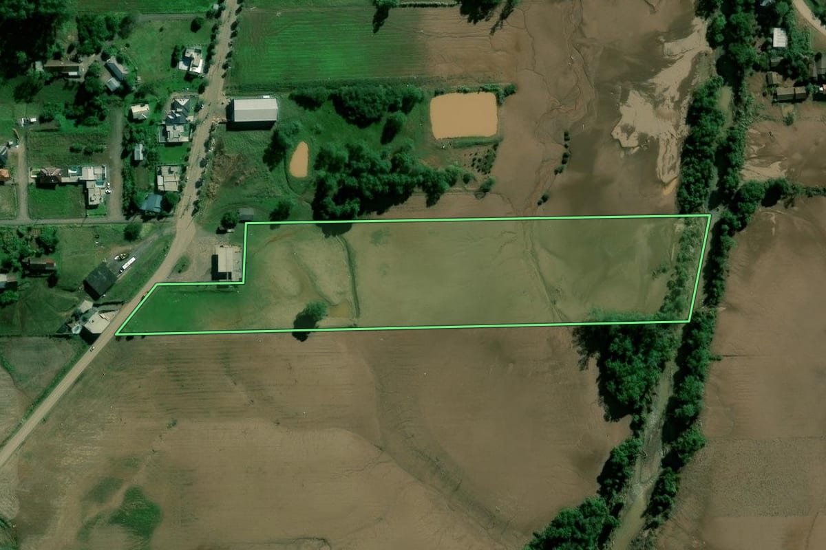 Imagem de satélite do imóvel rural em Travesseiro (RS), com o contorno declarado no CAR desenhado por cima.