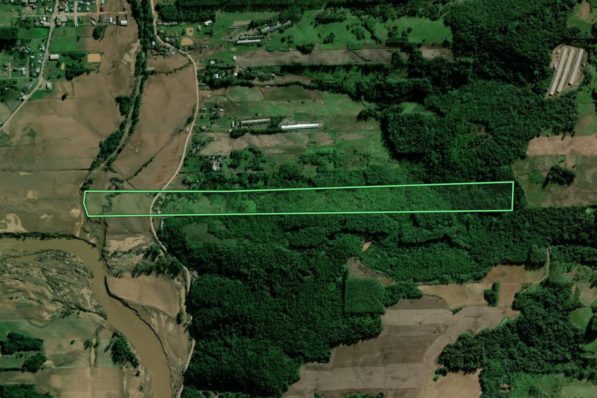 Imagem de satélite do imóvel rural em Travesseiro (RS), com o contorno declarado no CAR desenhado por cima.