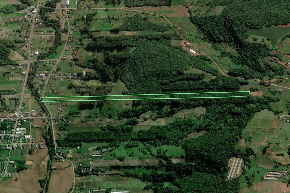 Imagem de satélite do imóvel rural em Travesseiro (RS), com o contorno declarado no CAR desenhado por cima.