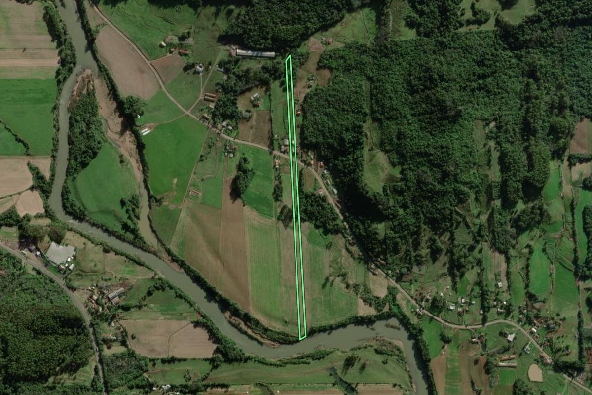 Imagem de satélite do imóvel rural em Travesseiro (RS), com o contorno declarado no CAR desenhado por cima.