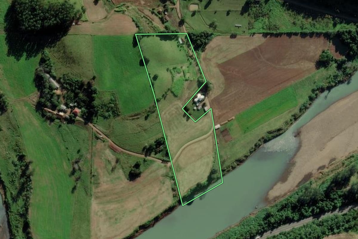 Imagem de satélite do imóvel rural em Travesseiro (RS), com o contorno declarado no CAR desenhado por cima.