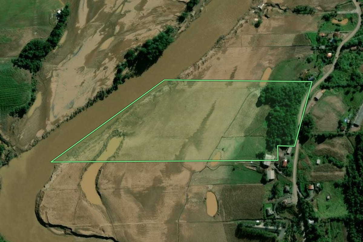 Imagem de satélite do imóvel rural em Travesseiro (RS), com o contorno declarado no CAR desenhado por cima.