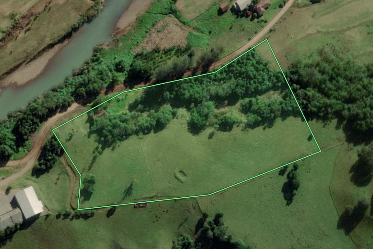 Imagem de satélite do imóvel rural em Travesseiro (RS), com o contorno declarado no CAR desenhado por cima.