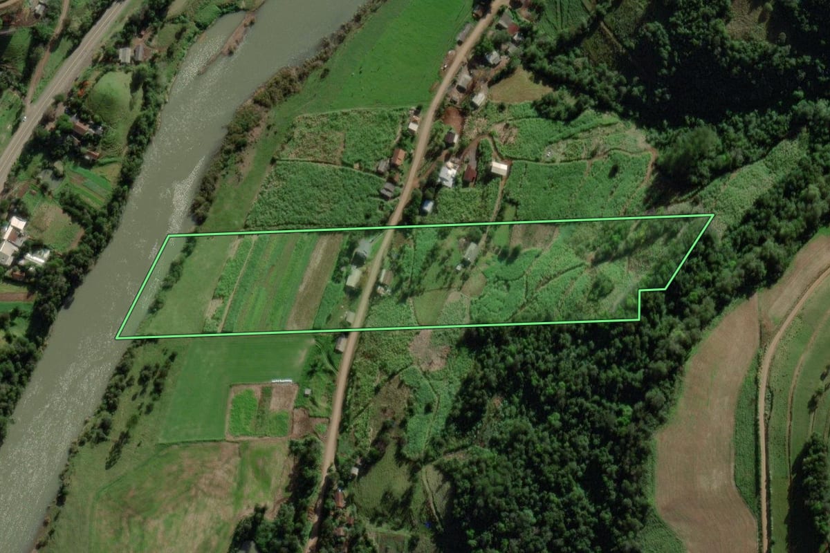 Imagem de satélite do imóvel rural em Travesseiro (RS), com o contorno declarado no CAR desenhado por cima.