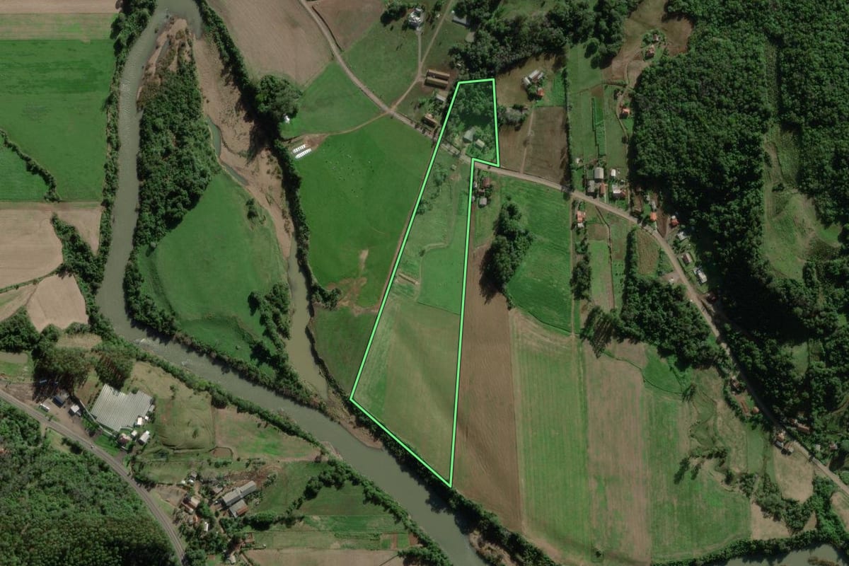 Imagem de satélite do imóvel rural em Travesseiro (RS), com o contorno declarado no CAR desenhado por cima.