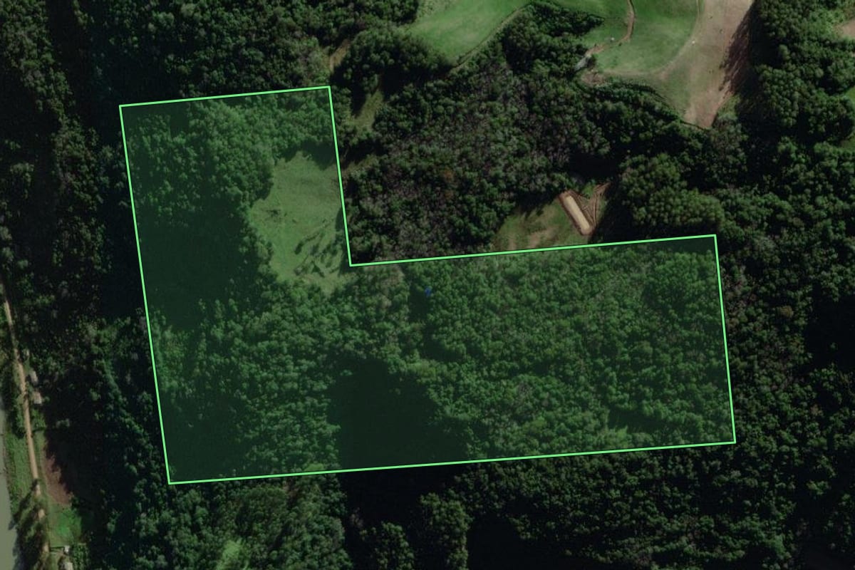 Imagem de satélite do imóvel rural em Travesseiro (RS), com o contorno declarado no CAR desenhado por cima.