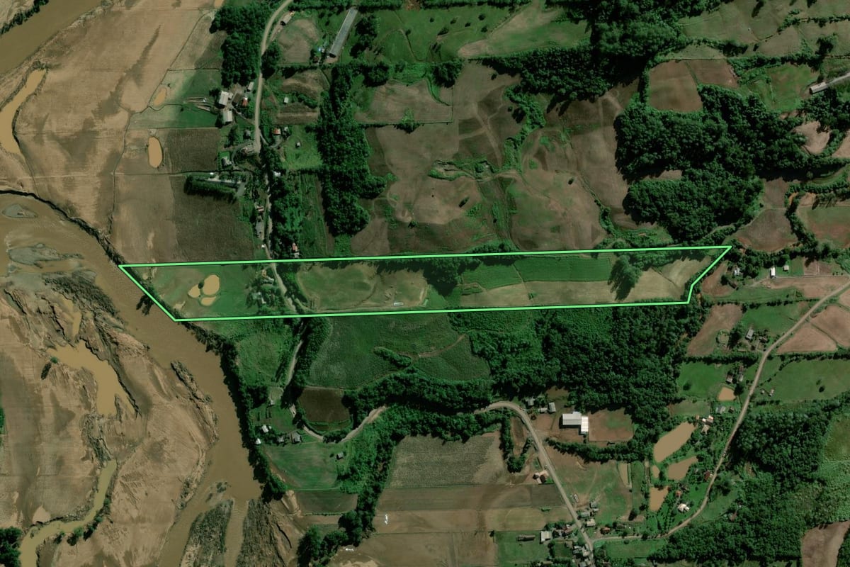 Imagem de satélite do imóvel rural em Travesseiro (RS), com o contorno declarado no CAR desenhado por cima.