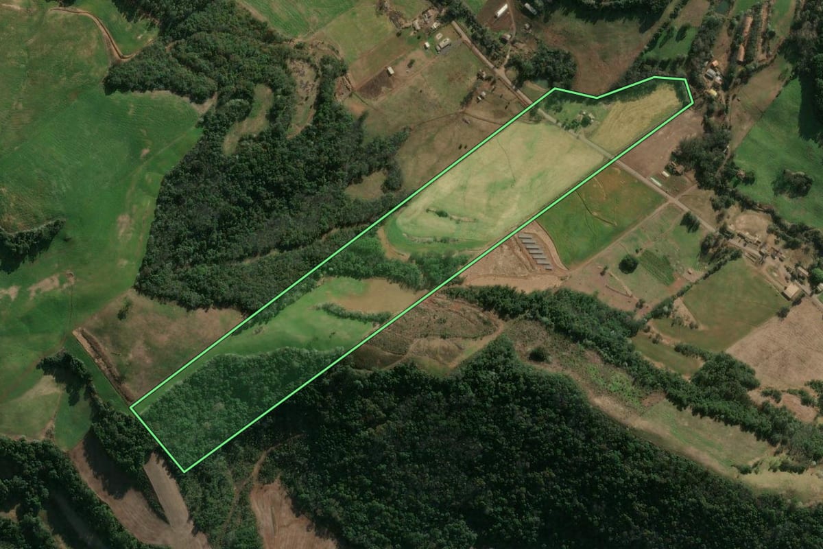 Imagem de satélite do imóvel rural em Três Arroios (RS), com o contorno declarado no CAR desenhado por cima.
