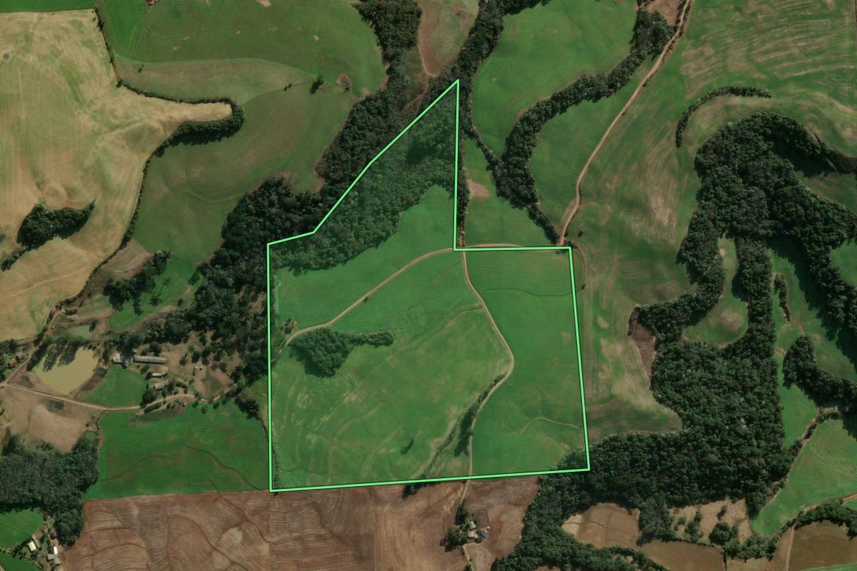 Imagem de satélite do imóvel rural em Três Arroios (RS), com o contorno declarado no CAR desenhado por cima.