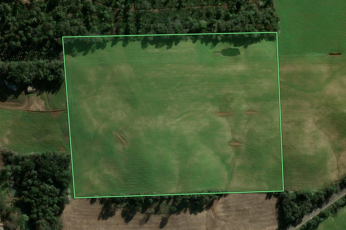 Imagem de satélite do imóvel rural em Três Arroios (RS), com o contorno declarado no CAR desenhado por cima.