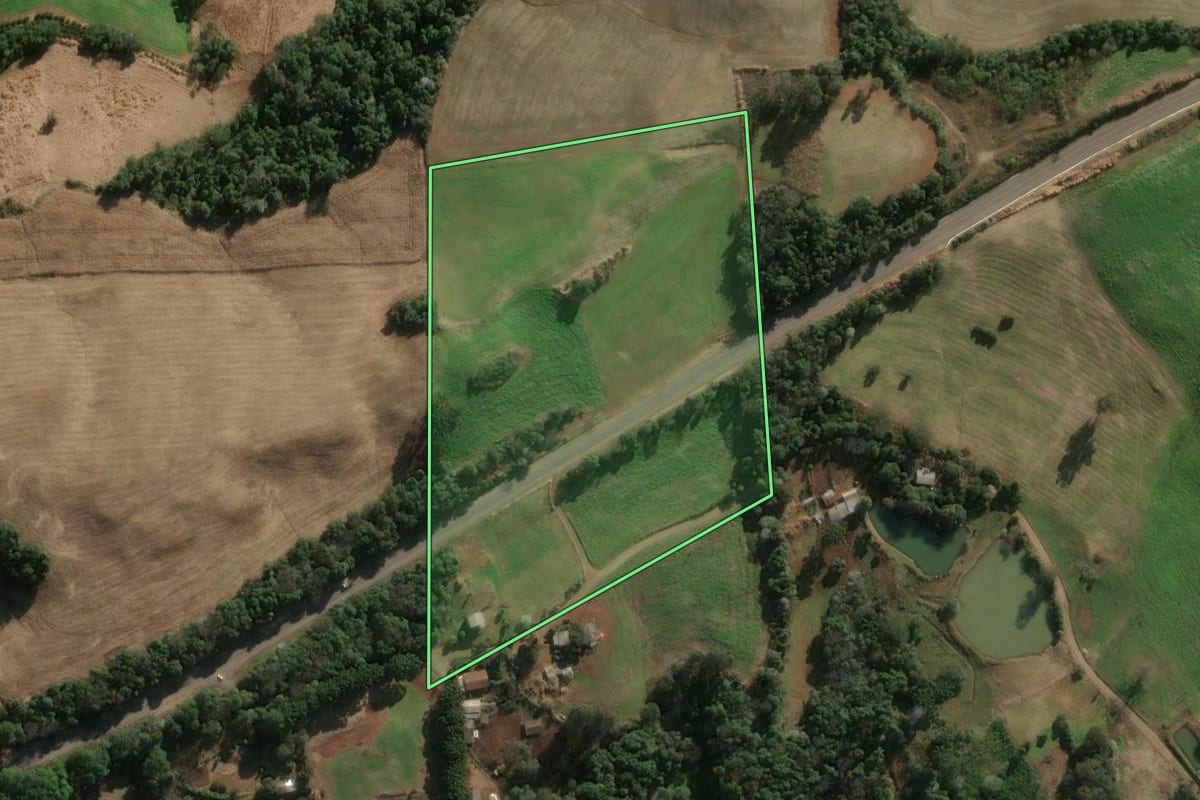 Imagem de satélite do imóvel rural em Três Arroios (RS), com o contorno declarado no CAR desenhado por cima.