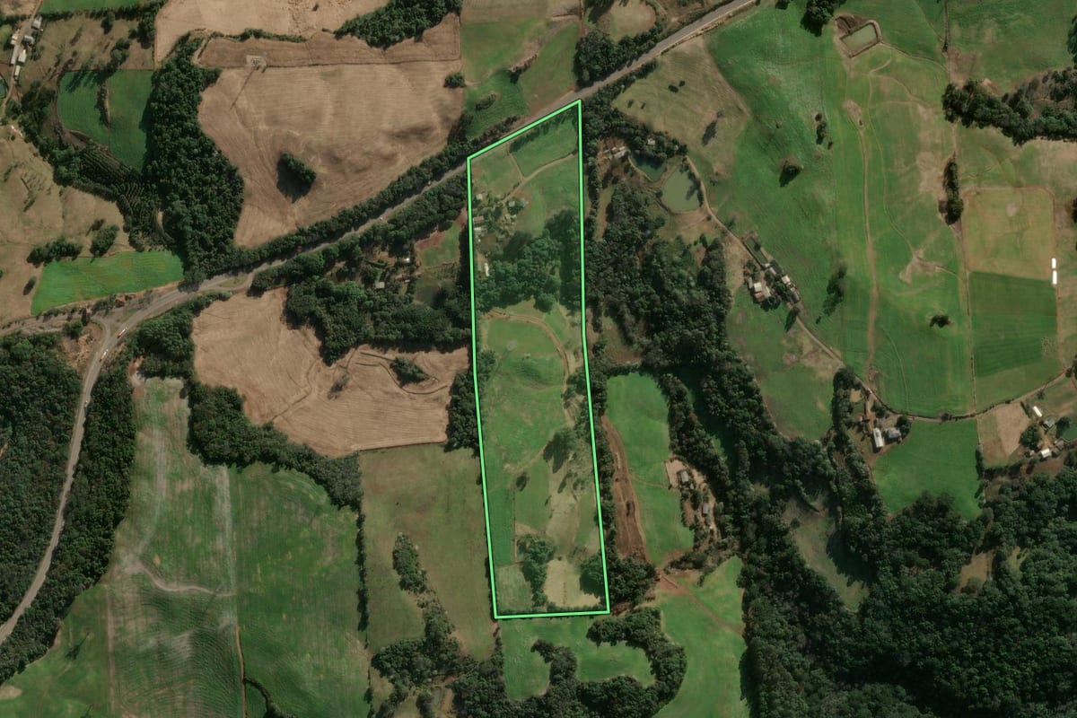 Imagem de satélite do imóvel rural em Três Arroios (RS), com o contorno declarado no CAR desenhado por cima.