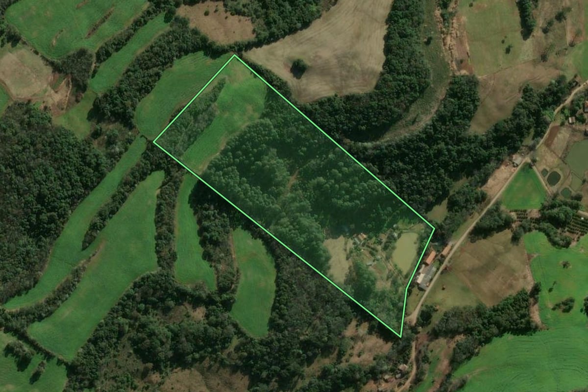Imagem de satélite do imóvel rural em Três Arroios (RS), com o contorno declarado no CAR desenhado por cima.