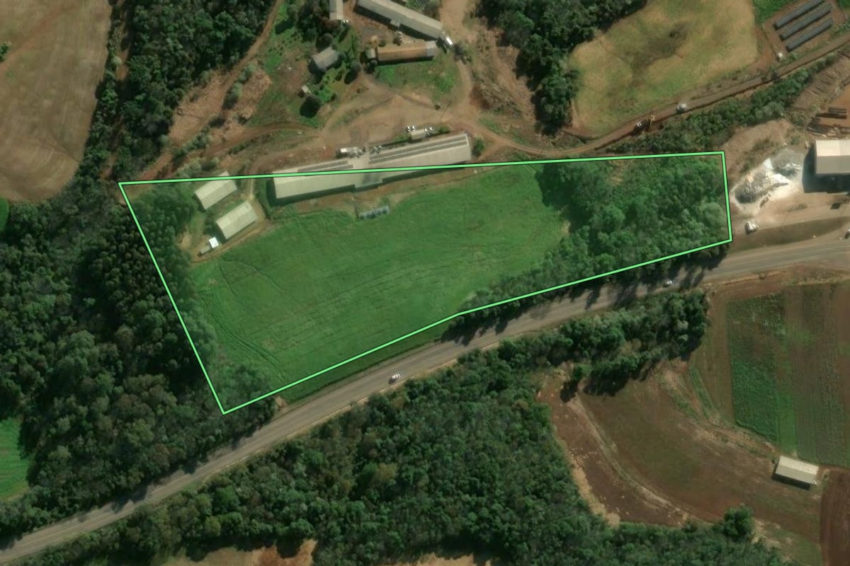 Imagem de satélite do imóvel rural em Três Arroios (RS), com o contorno declarado no CAR desenhado por cima.