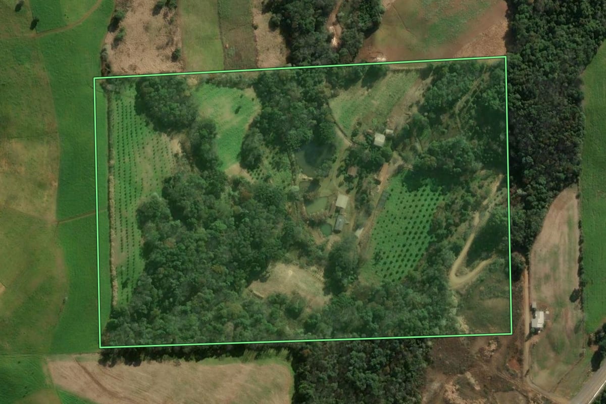 Imagem de satélite do imóvel rural em Três Arroios (RS), com o contorno declarado no CAR desenhado por cima.